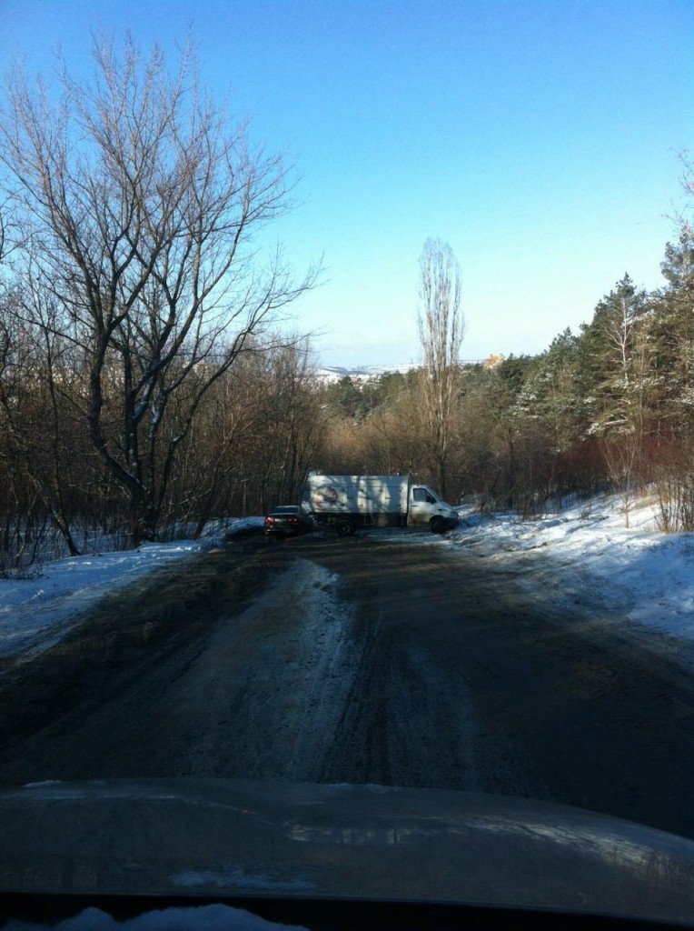 Maşină accidentată şi părăsită în mijlocul drumului