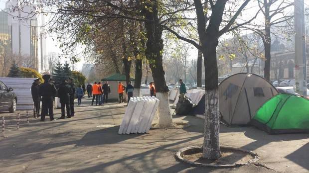 Corturile din fața Parlamentului sunt demontate