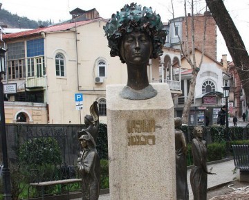 В Тбилиси разграблен памятник Софико Чиаурели