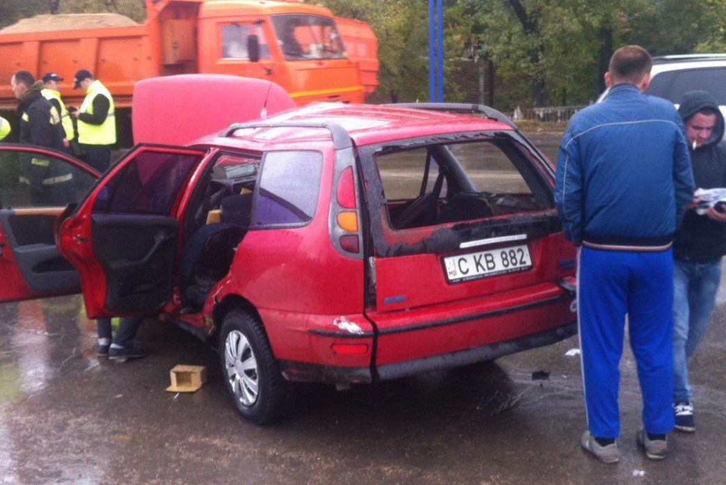 Două maşini s-au făcut zob lângă o staţie PECO