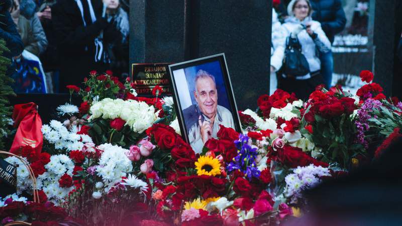 Эльдара Рязанова похоронили на Новодевичьем кладбище в Москве