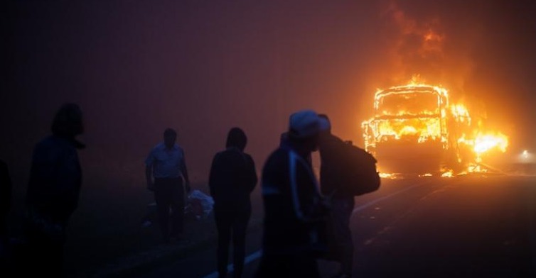 Un autocar de pe ruta București - Chișinău, mistuit de flăcări la Strășeni