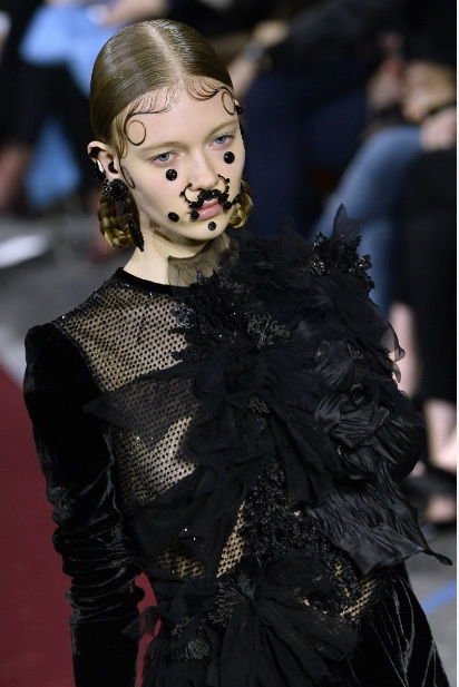 Украшения, броши и усы на лицо: странный показ коллекции от Givenchy