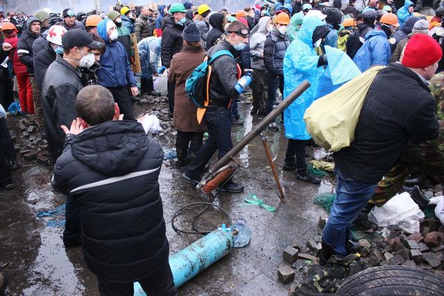 Активисты Евромайдана соорудили воздушную пушку