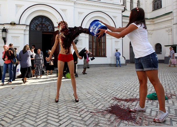 Активистка Femen устроила в Киеве Blood Bucket Challenge