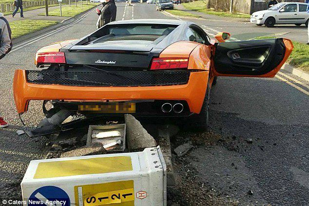 A distrus un Lamborghini intr-o secunda