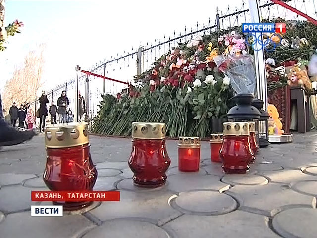 Гора цветов у казанского аэропорта выше человеческого роста