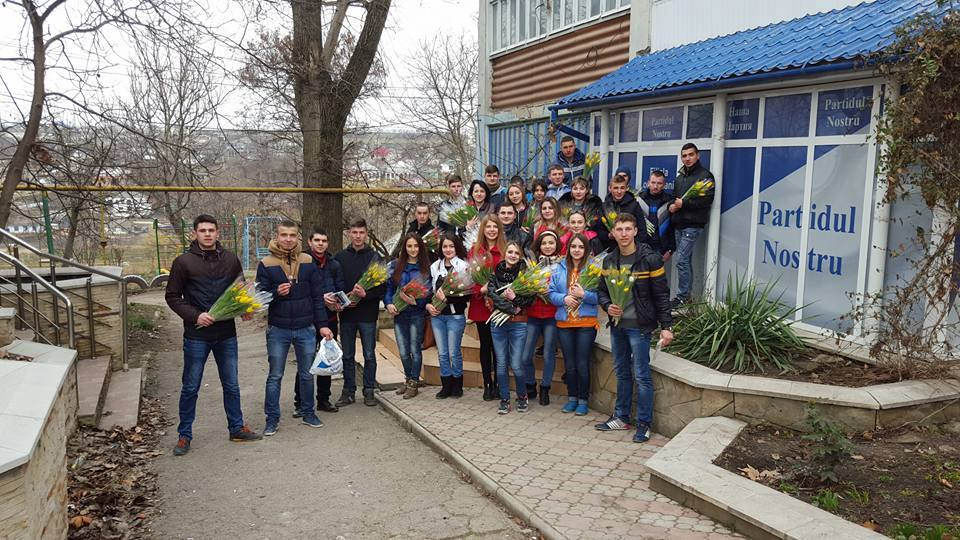 Тысячи тюльпанов были подарены женщинам Молдовы от Ренато Усатого