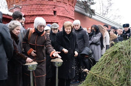 Эльдара Рязанова похоронили на Новодевичьем кладбище в Москве