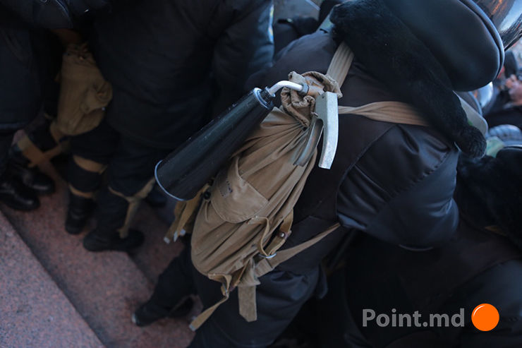 Молдавская оппозиция протестует у парламента