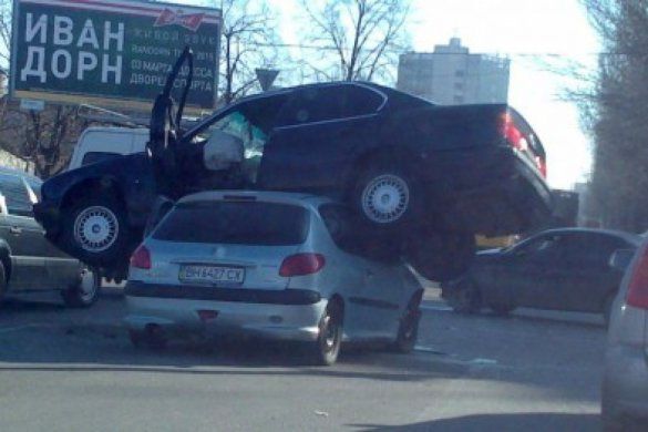 В Одессе BMW "заехал" на крышу Peugeot