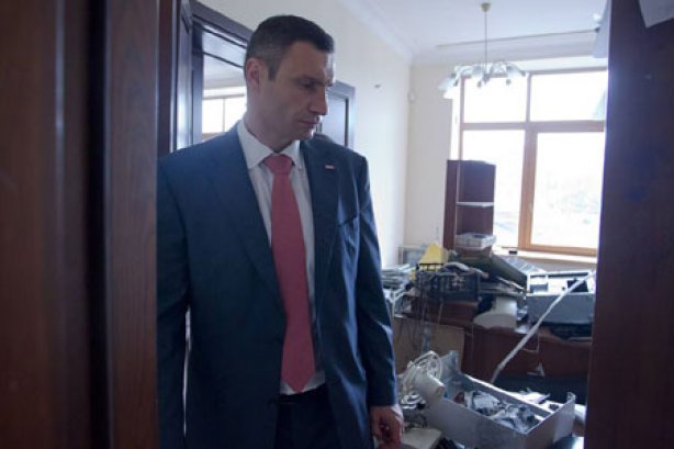 Кличко в ужасе от своего рабочего кабинета