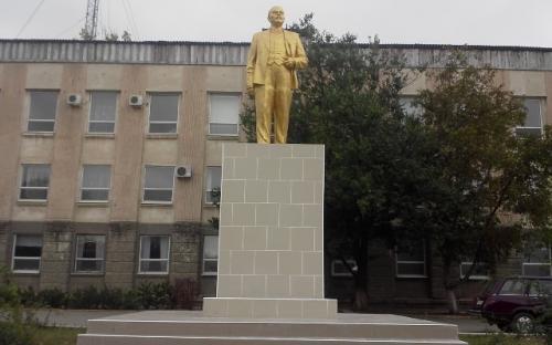 В Чадыр-Лунге "обновили" памятник Ленину