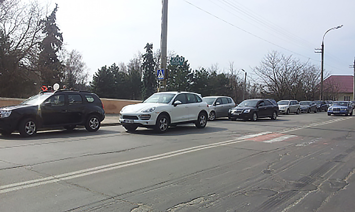 Водитель оставил свой Porsche Cayenne на пешеходном переходе у зоопарка в столице