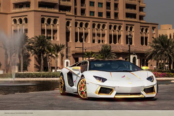 В ОАЭ представили золотой Lamborghini