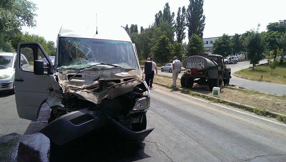 Accident în regiunea Aeroportului: O autospecială s-a lovit cu un microbuz de rută