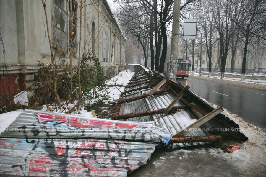 В Кишиневе под тяжестью снега обвалился забор, установленный вокруг одного из столичных музеев