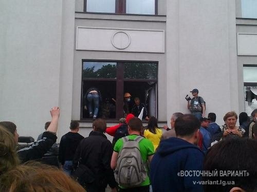 В Луганске идет штурм здания обладминистрации