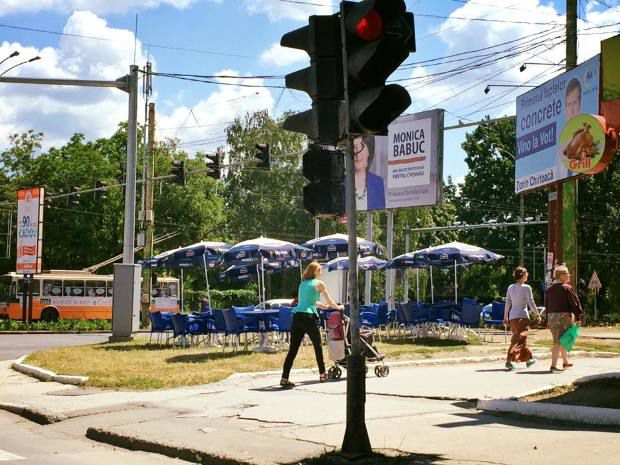 Terasă amenajată în mijlocul străzii în capitală, la umbra panourilor electorale