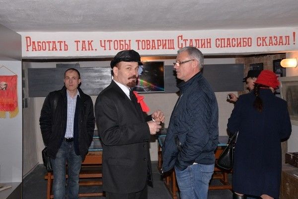 На выставке "советской оккупации" посетителей встречал Ленин