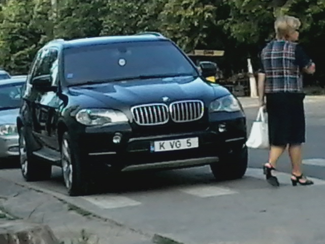 BMW parcat direct pe trecerea de pietoni