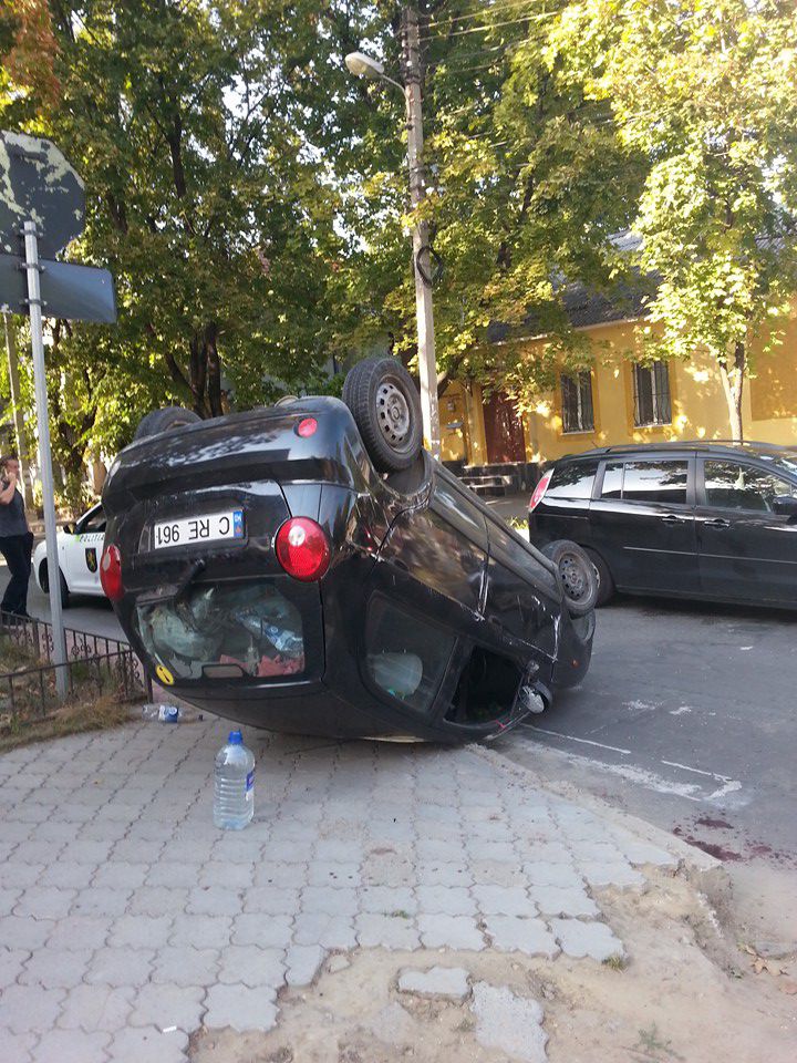 В центре столицы перевернулся автомобиль