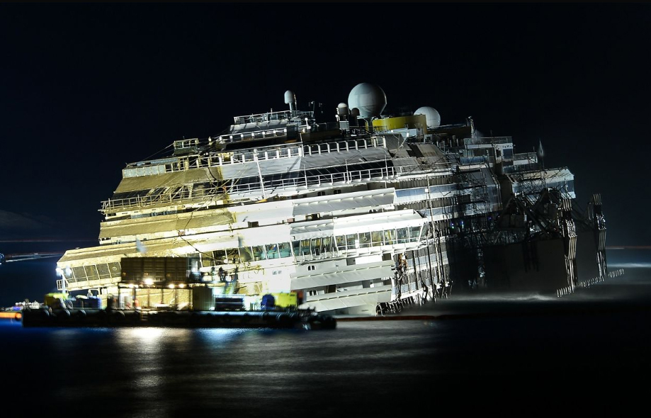 Затонувший лайнер Costa Concordia поставлен на киль