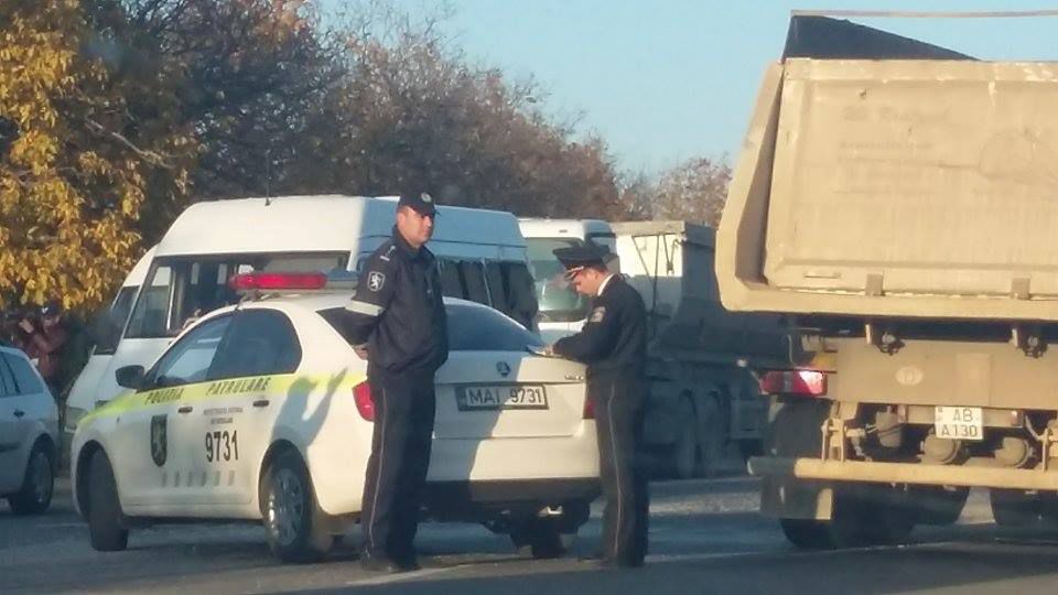 Accident grav pe şoseaua Balcani: Un microbuz de linie s-a tamponat cu un autocamion