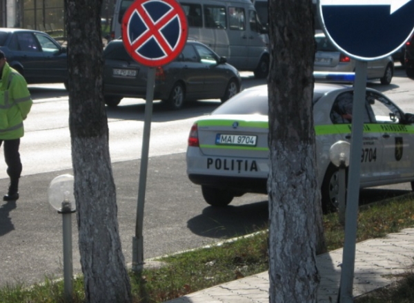 O mașină a Poliției de Patrulare, parcata neregulamentar pe o stradă din capitală