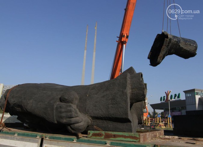 Мариуполь лишился своего восьмиметрового Ленина