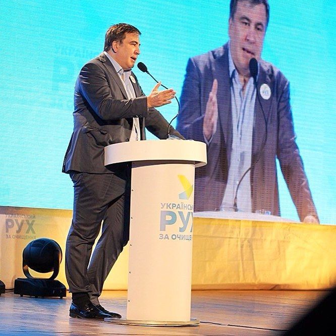 Saakasvili cu un crac al pantalonului băgat în ciorap