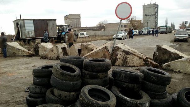 На Николаевщине трассу перекрыли бетонными блоками