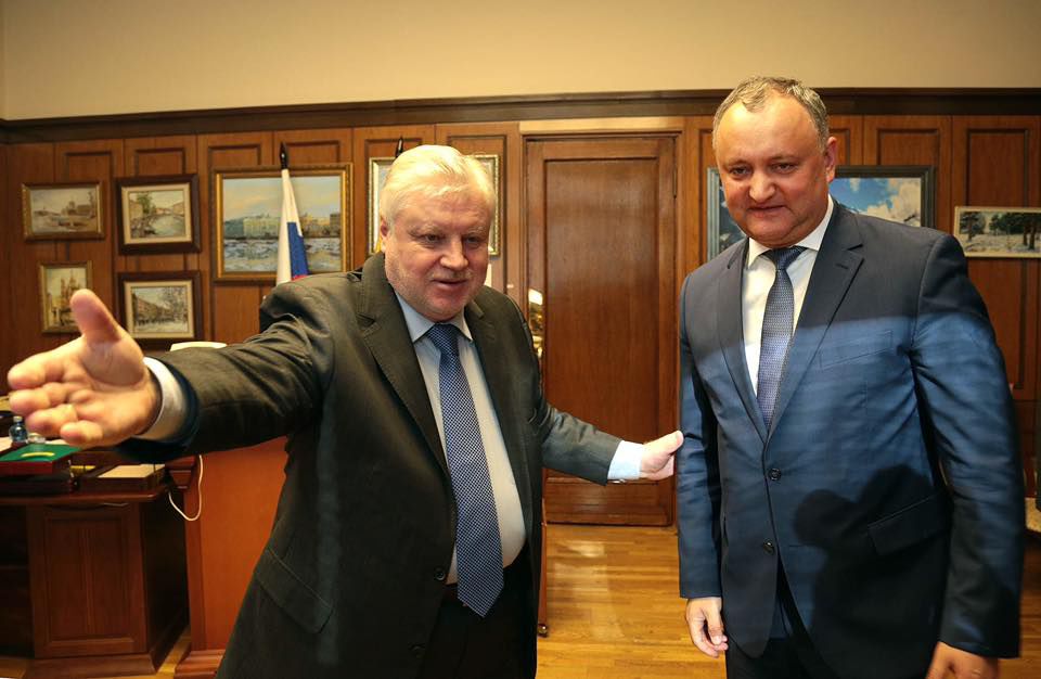 Додон обсудил с Мироновым молдавско-российские отношения и подарил мэрцишор