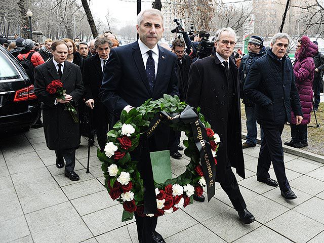 Гроб с телом Бориса Немцова после панихиды вынесли под крики "Герои не умирают!"