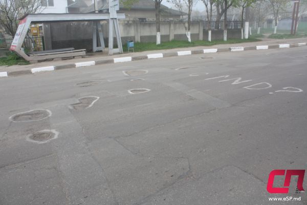 В Бельцах ямы в знак протеста обвели краской