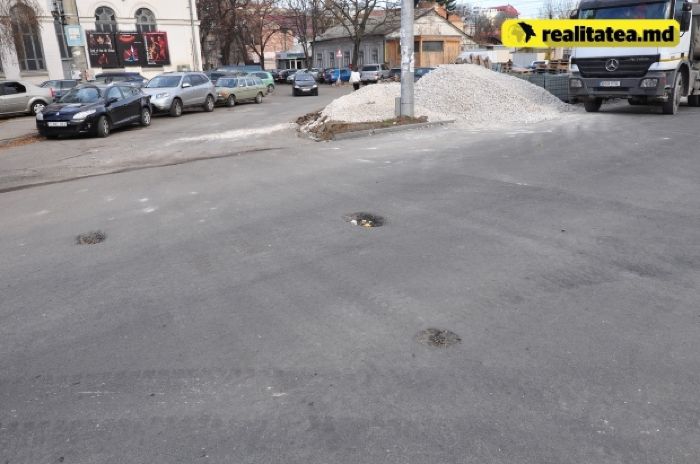 На улице Василе Александри обнаружены непонятные дыры в асфальте