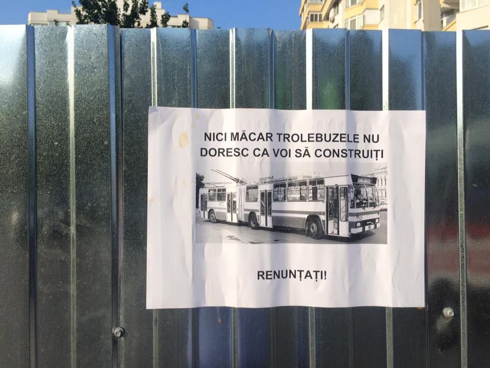 Cum își arată nemulțumirea locatarii de pe strada Alba Iulia