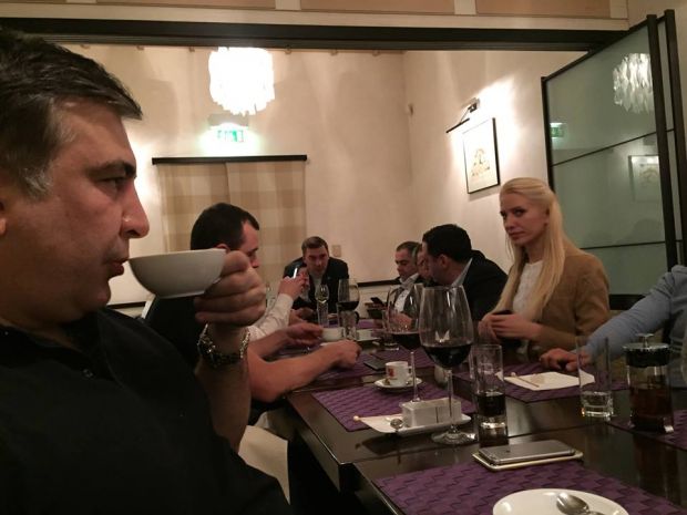 Обнародованы фото "заседания" Саакашвили и нардепов в дорогом японском ресторане