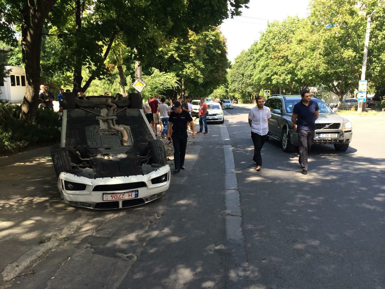 Impact violent în capitală: Un automobil condus de un cetăţean străin s-a răsturnat