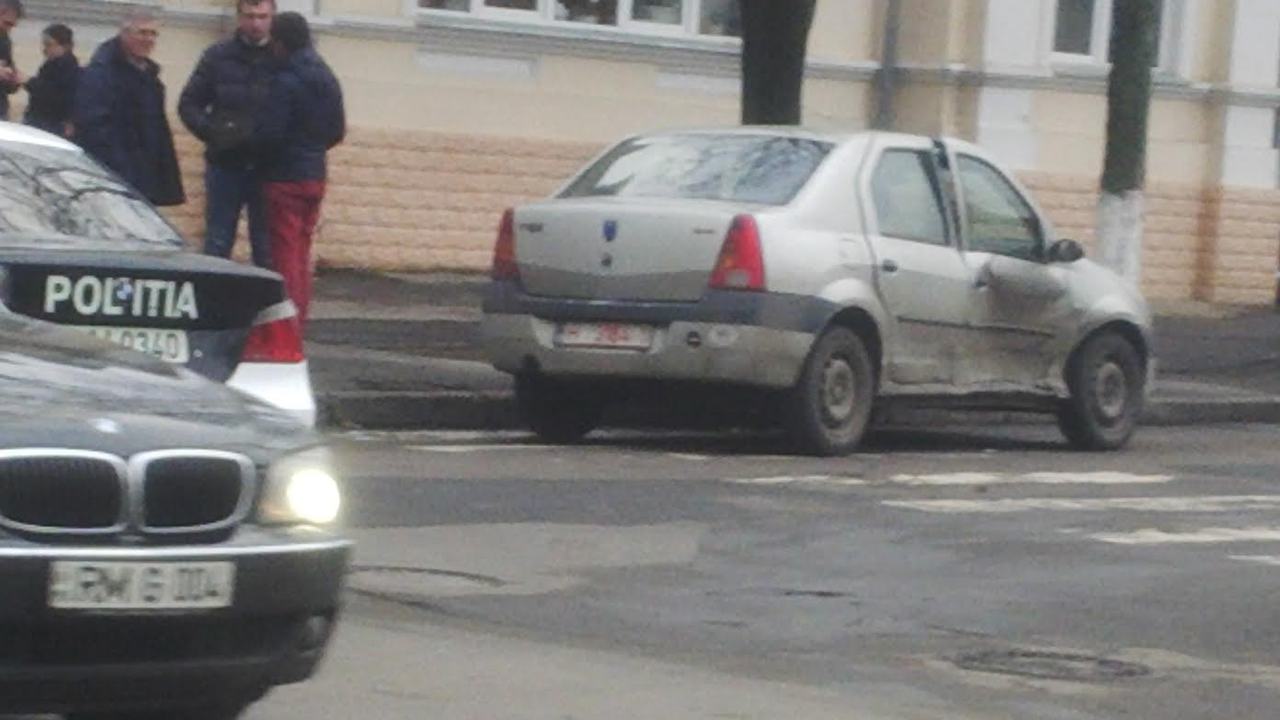 В центре Кишинёва столкнулись автомобиль патрульной полиции и Dacia