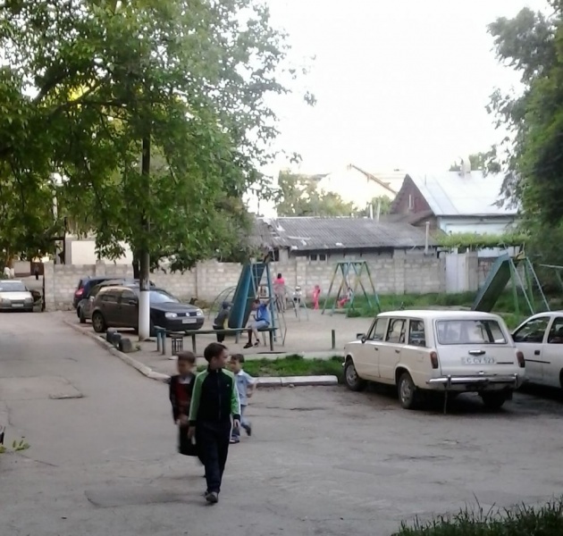 На Чеканах автовладельцы превратили детскую площадку в парковку