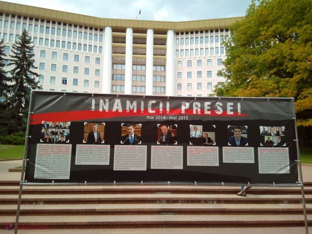 Panoul Rușinii – ”Inamicii Presei”, amplasat în fața Parlamentului