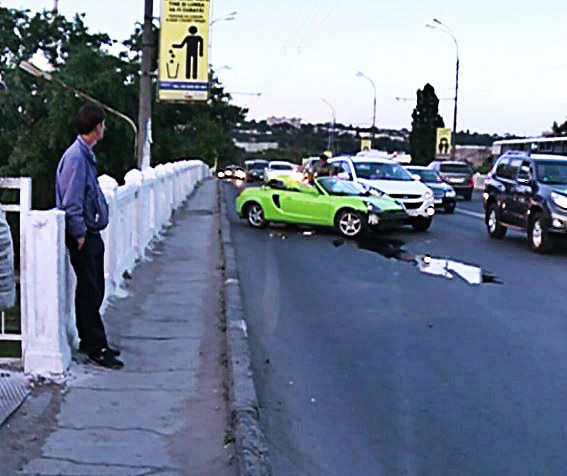 Accident de lux in capitală. O decapotabilă a intrat pe contrasens și a lovit în plin un alt autoturism