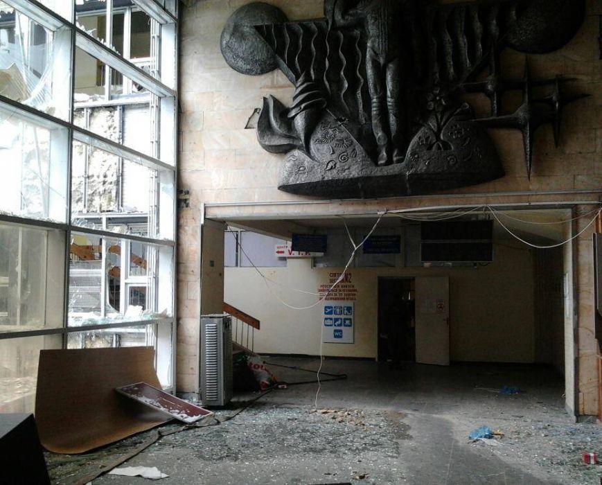 В Сети появились фото разгромленного аэропорта Донецка