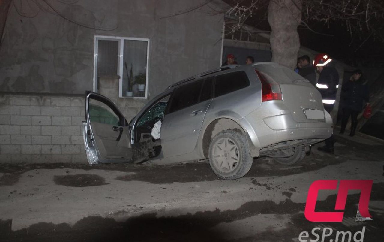 Автомобиль врезался в забор, пассажир в коме доставлен в больницу