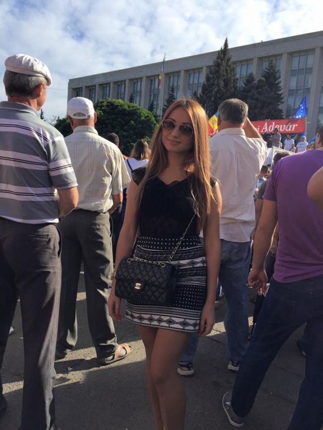 Мисс ULIM  с сумкой за несколько тысяч евро активно протестует на площади