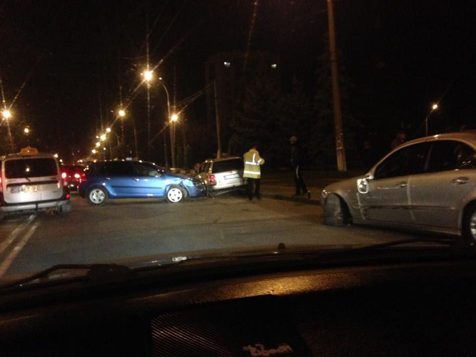 Ночная авария в Кишиневе: разбиты три автомобиля