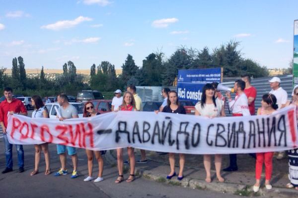 В аэропорту Кишинева Рогозина встретили протестами