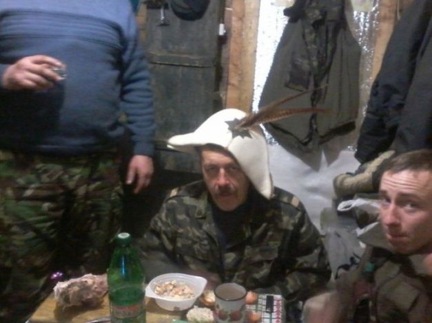 Soldaţii ucraineni dorm în bordeie şi mănâncă toţi dintr-o cratiţă