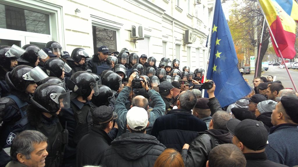 Акция протеста у НАРЭ: здание охраняет кордон полицейских